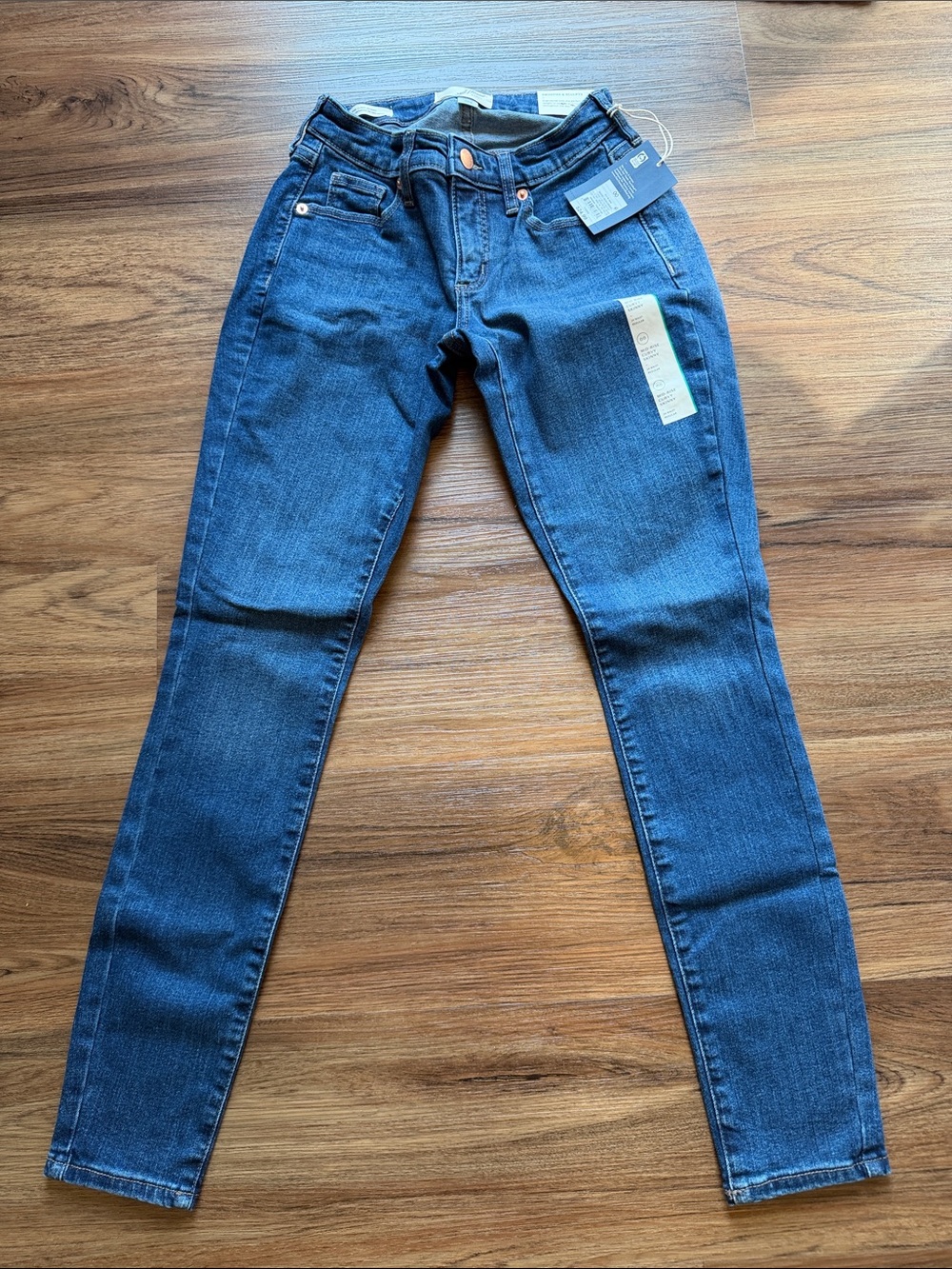 NWT. Universal Thread Women's Indigo Skinny Jeans. Size 00
